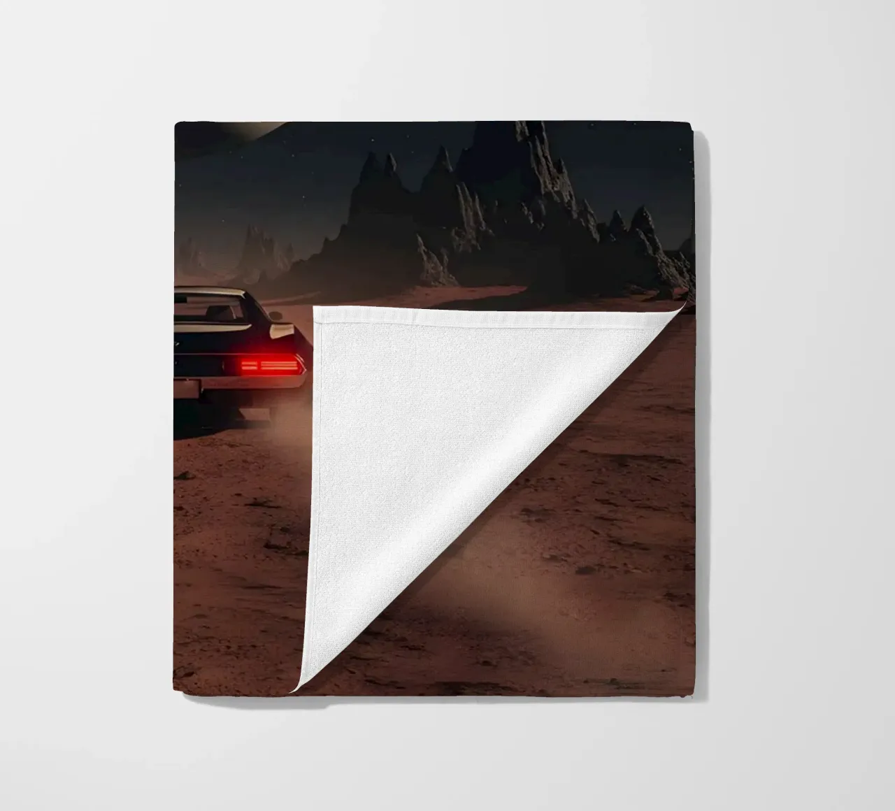 Auto retrò che guida verso Saturno in un mondo desertico alieno telo mare da Cosmic Reverie Studio