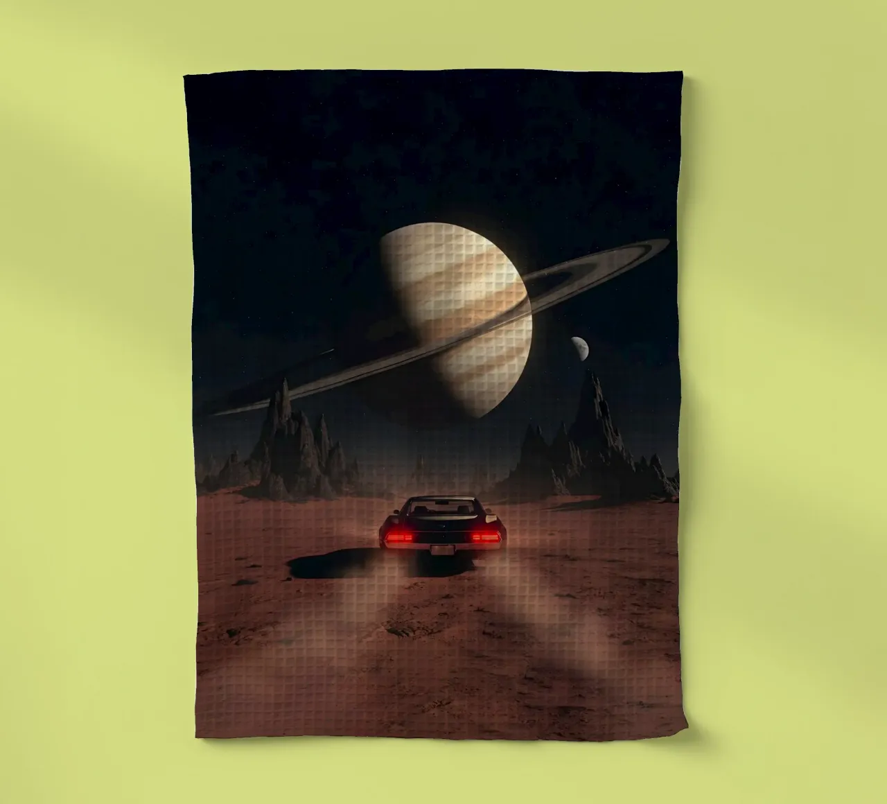 Auto retrò che guida verso Saturno in un mondo desertico alieno canovaccio da cucina da Cosmic Reverie Studio