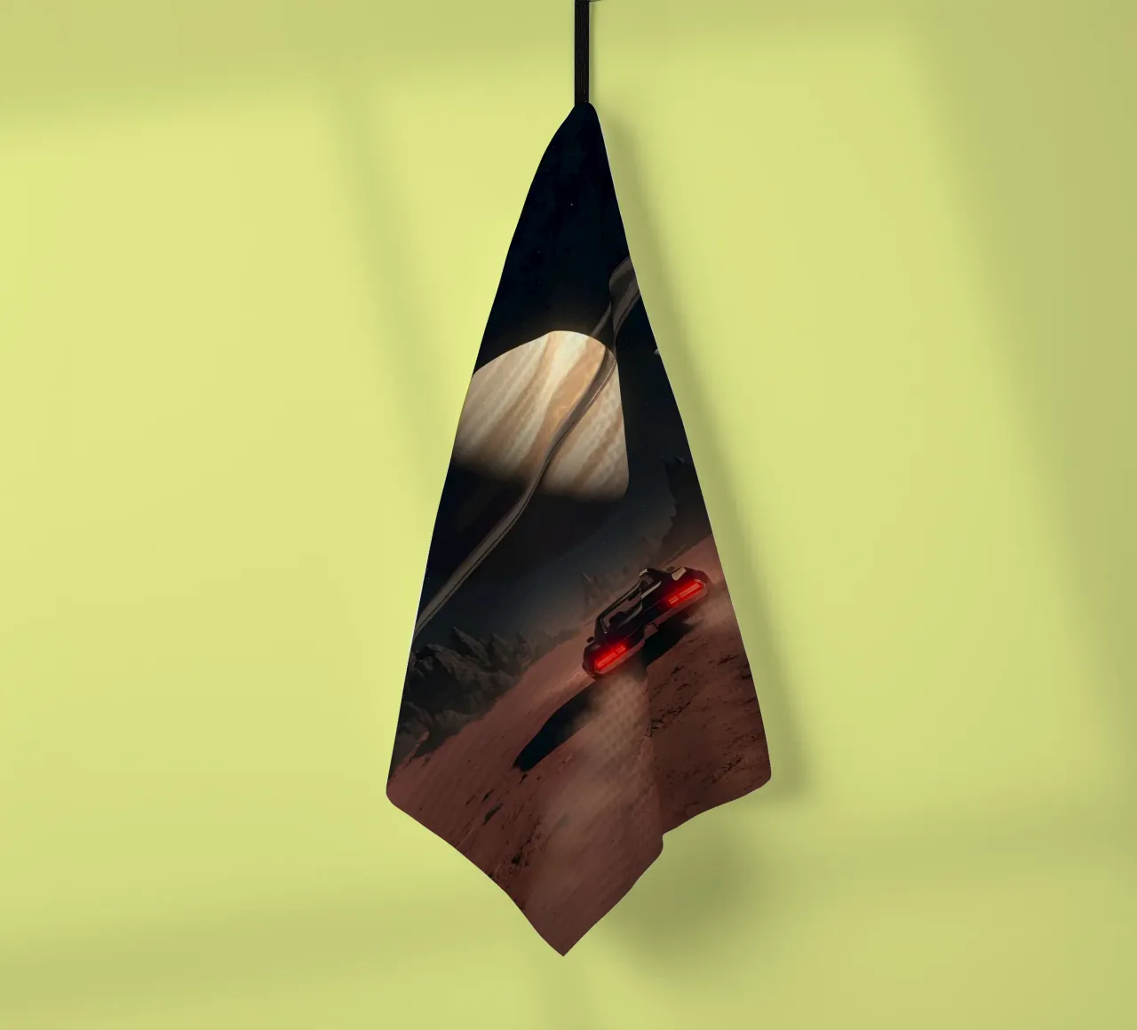 Auto retrò che guida verso Saturno in un mondo desertico alieno canovaccio da cucina da Cosmic Reverie Studio