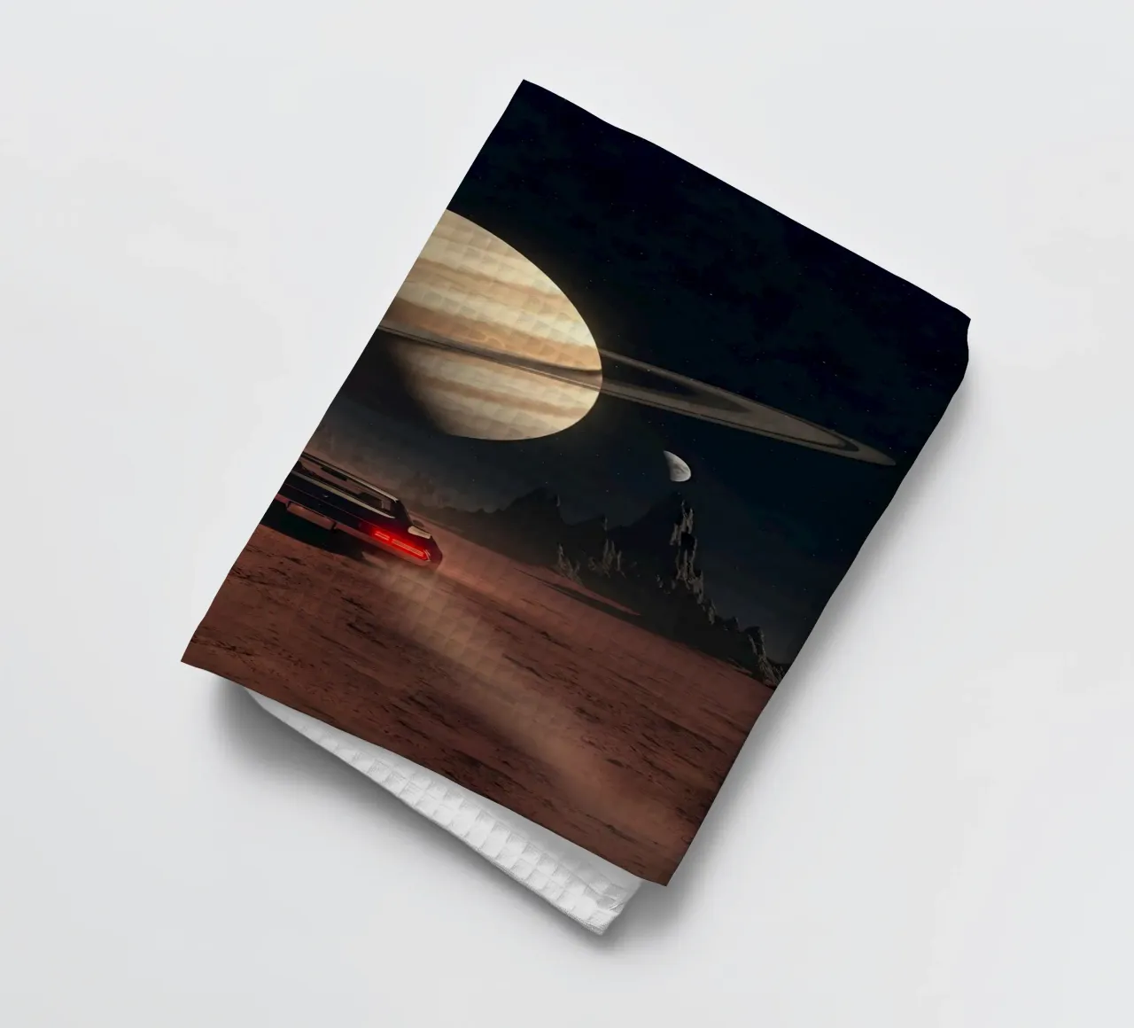 Auto retrò che guida verso Saturno in un mondo desertico alieno canovaccio da cucina da Cosmic Reverie Studio