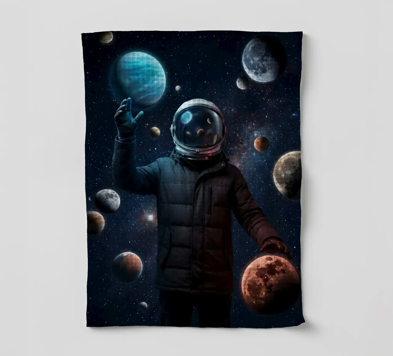 Un astronaute tient des planètes dans un tableau surréaliste de l'espace extra-atmosphérique torchon de Cosmic Reverie Studio