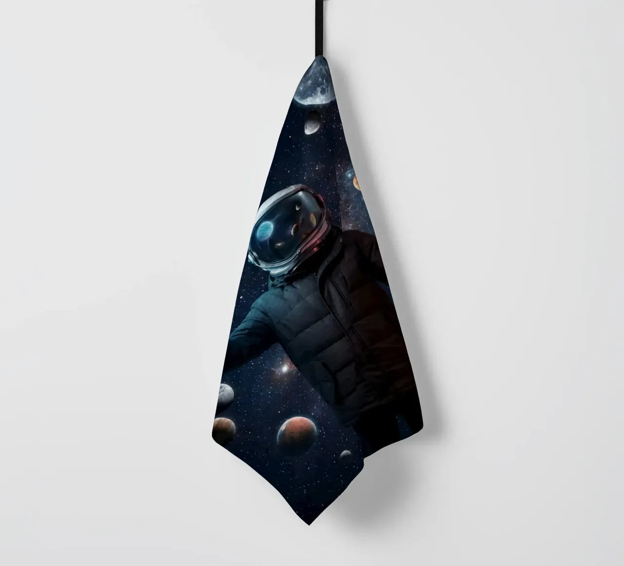 Un astronaute tient des planètes dans un tableau surréaliste de l'espace extra-atmosphérique torchon de Cosmic Reverie Studio