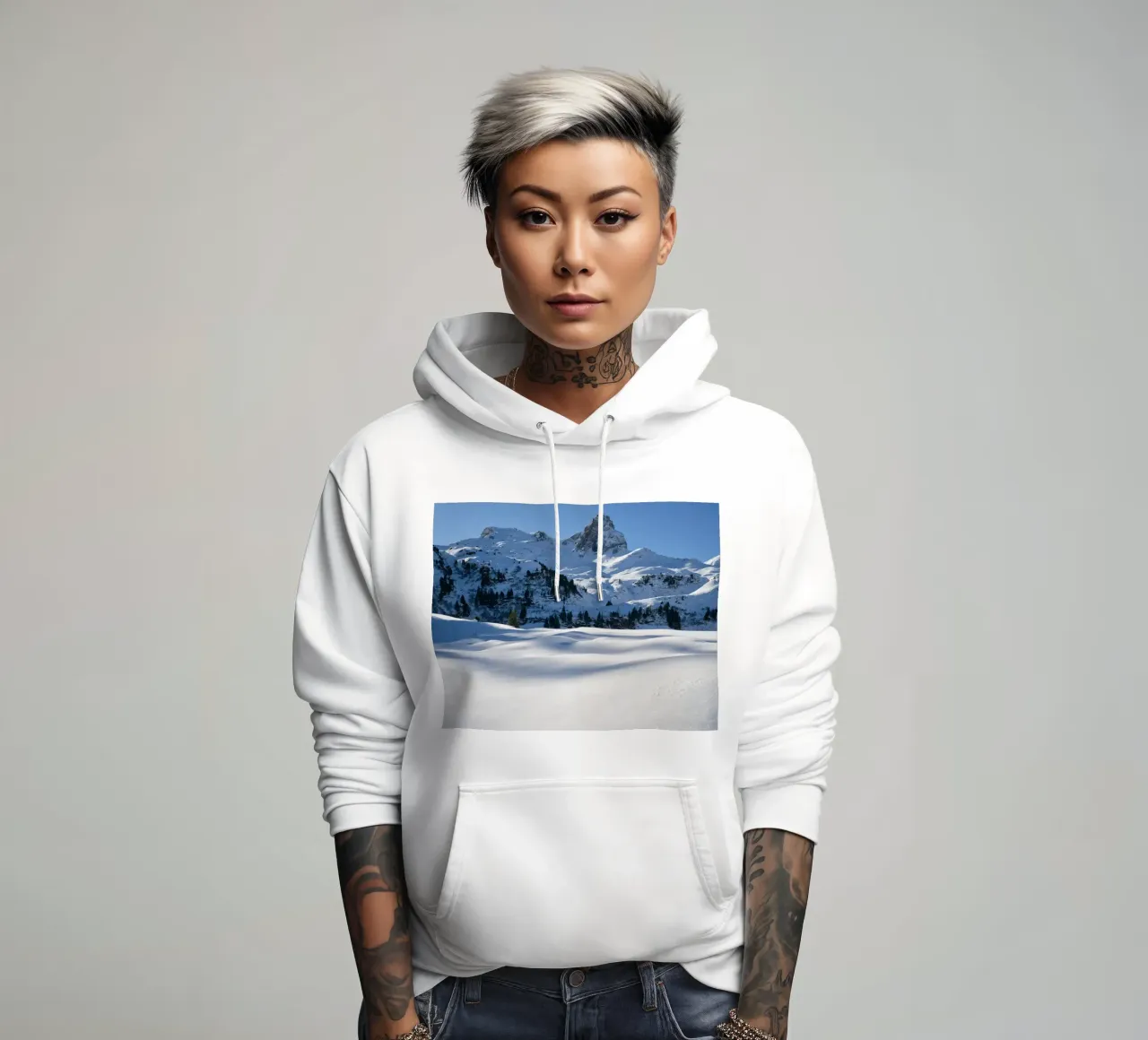 Paesaggio invernale scintillante con forme morbide e neve felpa con cappuccio da Romy Mueller Waterworld