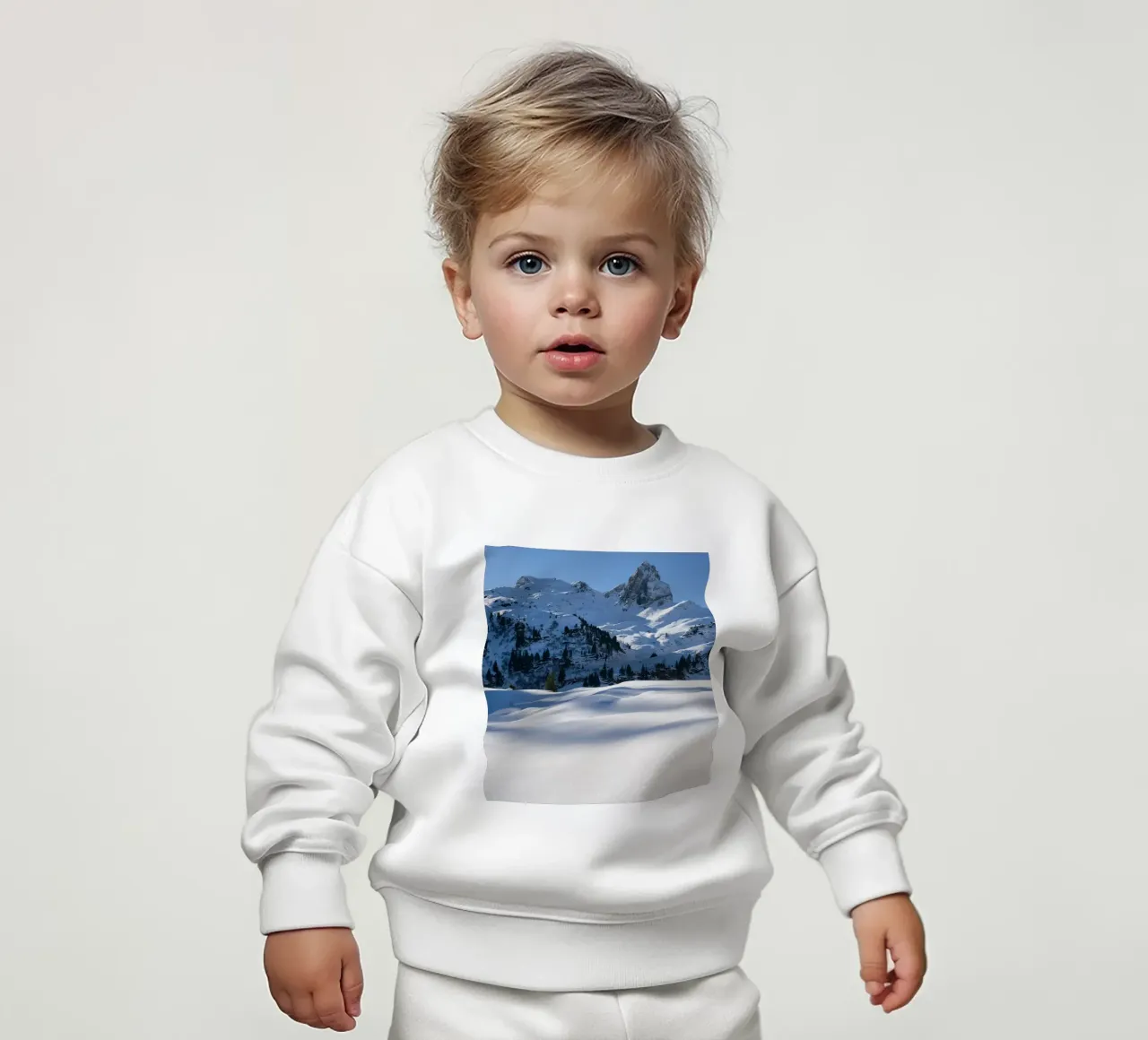 Paesaggio invernale scintillante con forme morbide e neve felpa neonato da Romy Mueller Waterworld