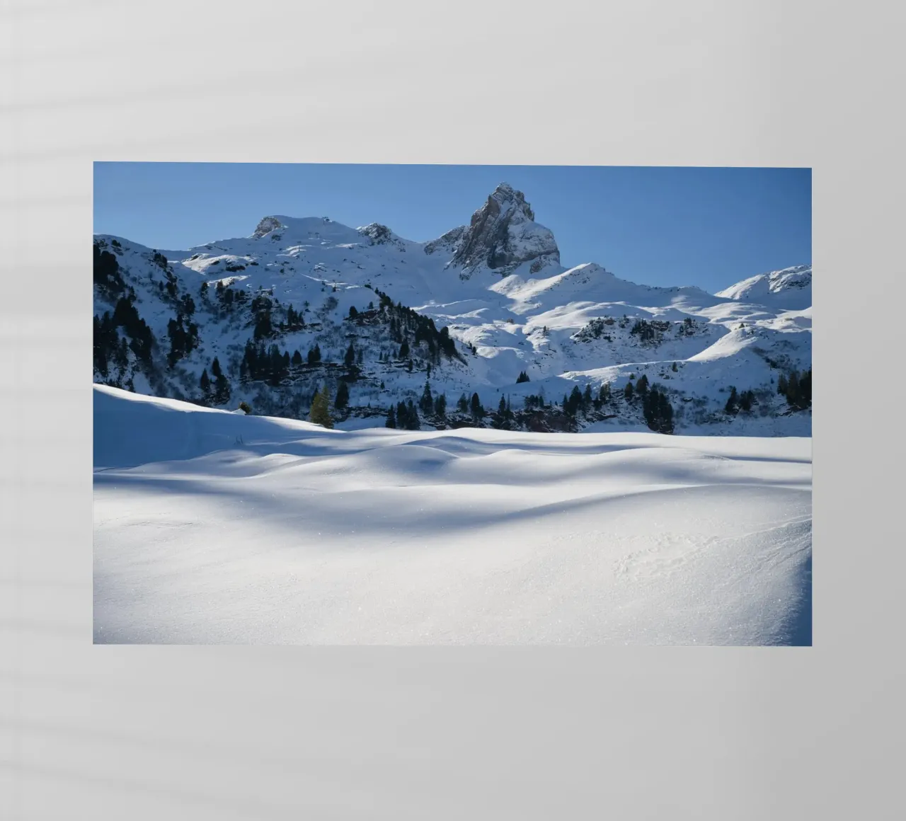 Paesaggio invernale scintillante con forme morbide e neve pellicola backlit da Romy Mueller Waterworld