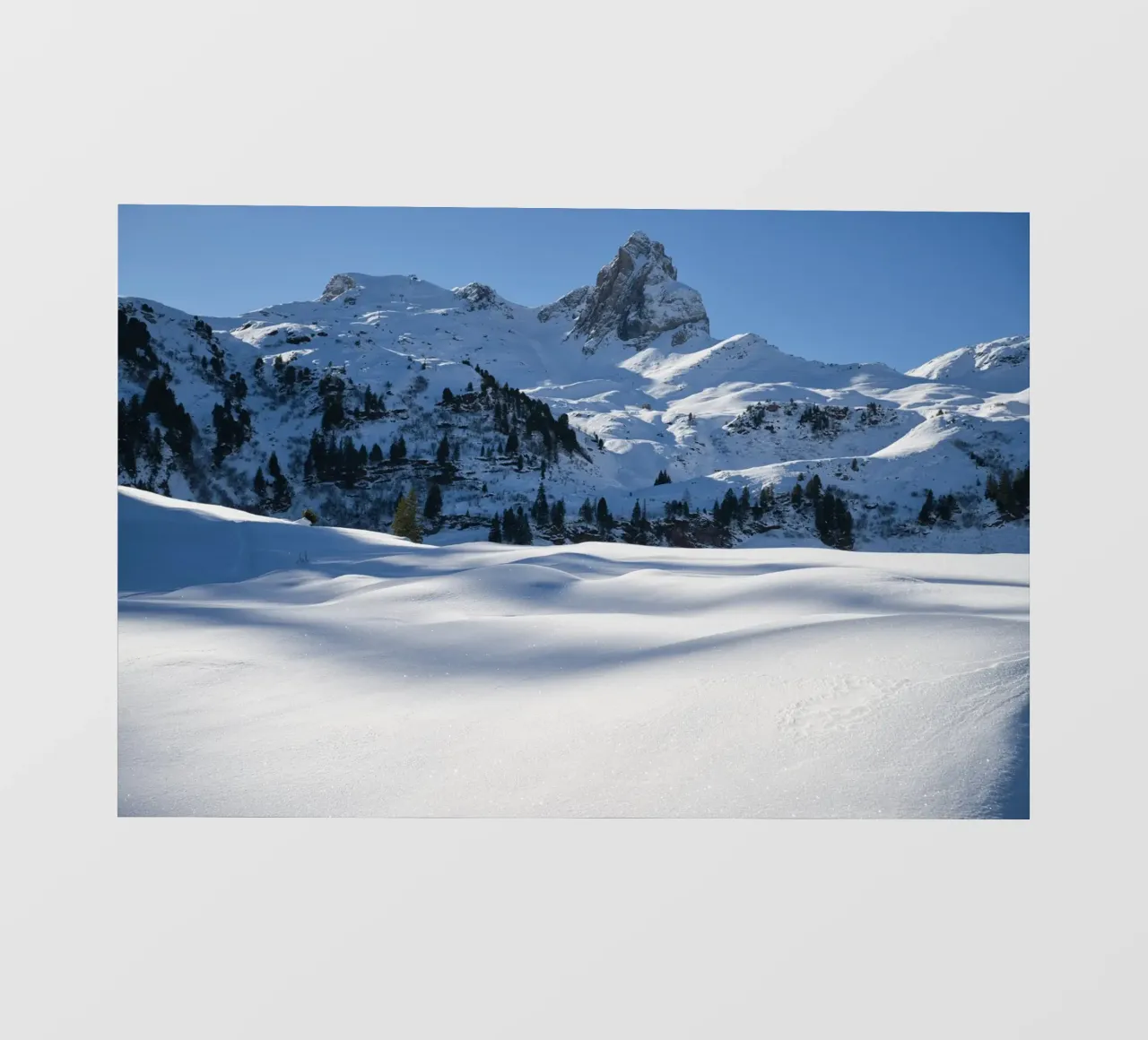 Paesaggio invernale scintillante con forme morbide e neve pellicola backlit da Romy Mueller Waterworld