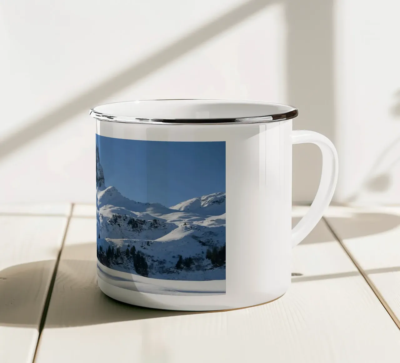 Paesaggio invernale scintillante con forme morbide e neve tazza in smalto da Romy Mueller Waterworld