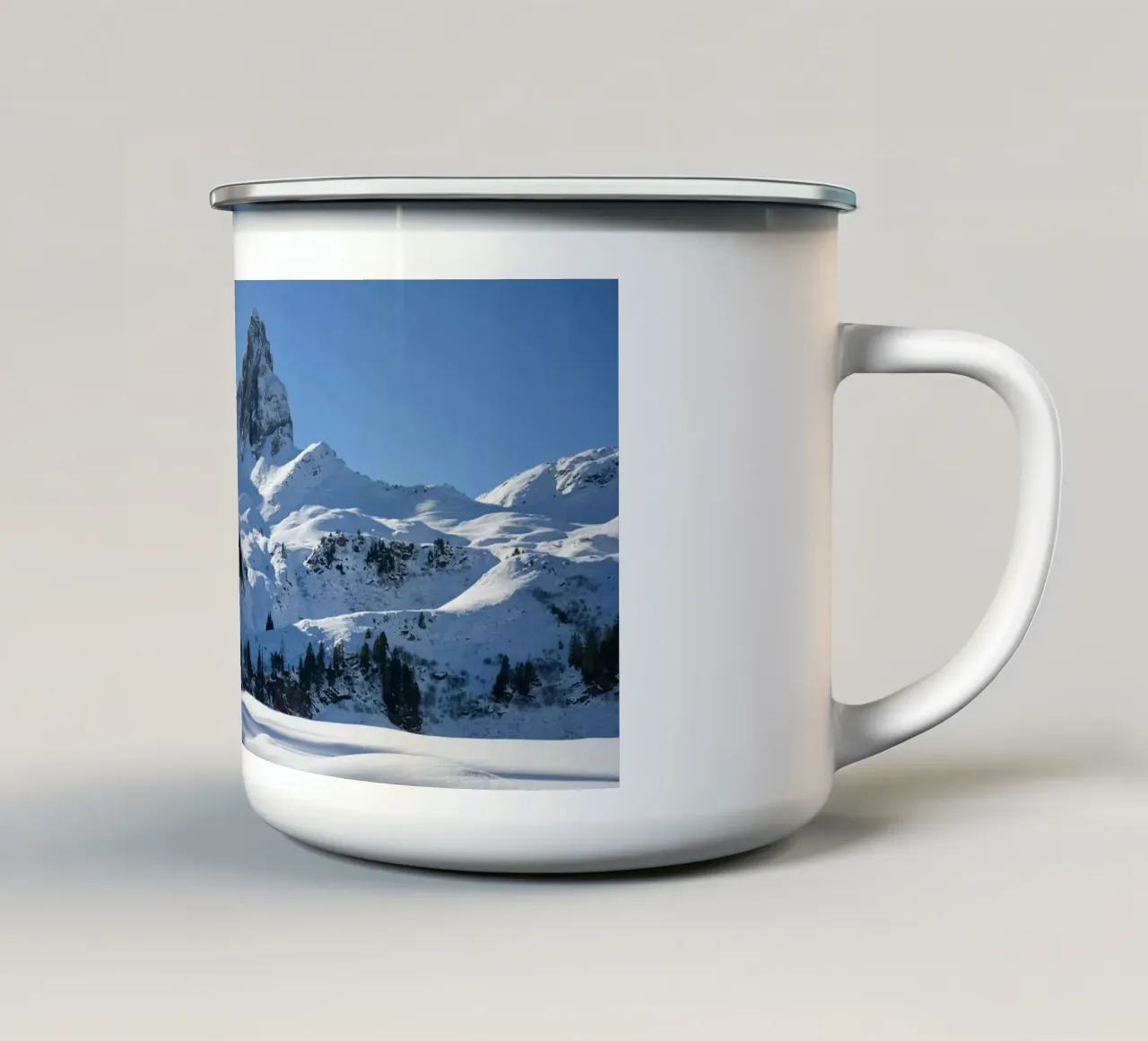 Paesaggio invernale scintillante con forme morbide e neve tazza in smalto da Romy Mueller Waterworld