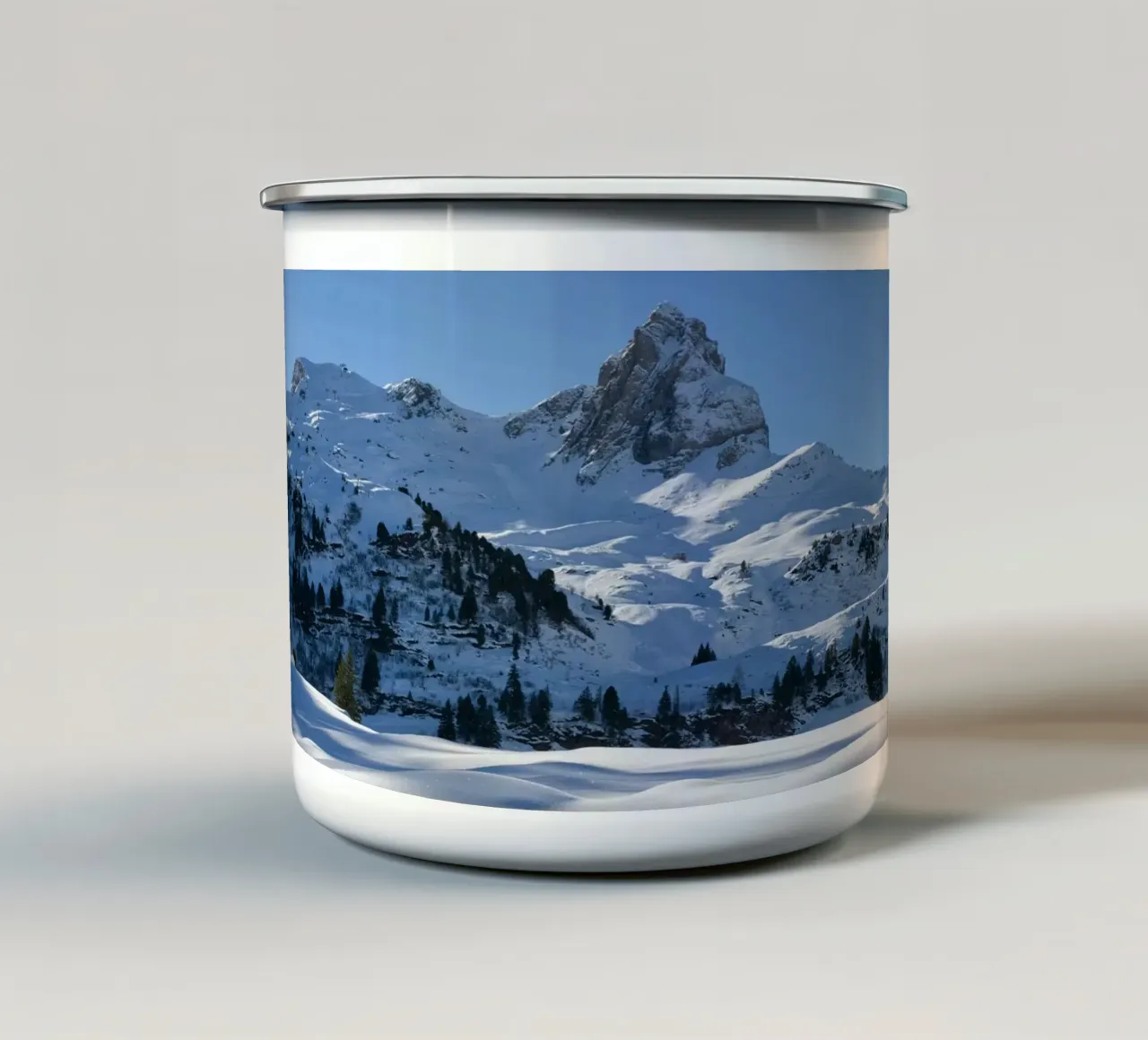 Paesaggio invernale scintillante con forme morbide e neve tazza in smalto da Romy Mueller Waterworld