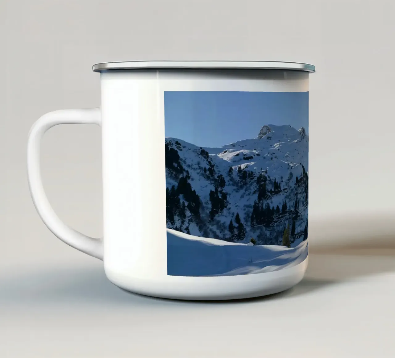 Paesaggio invernale scintillante con forme morbide e neve tazza in smalto da Romy Mueller Waterworld