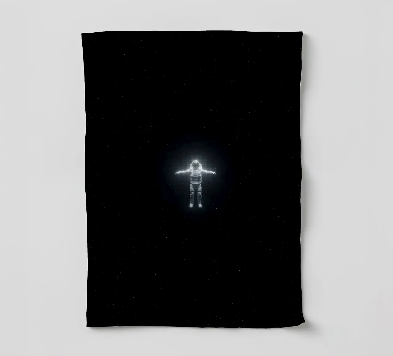 Un astronaute lumineux flottant seul dans l'espace lointain torchon de Cosmic Reverie Studio