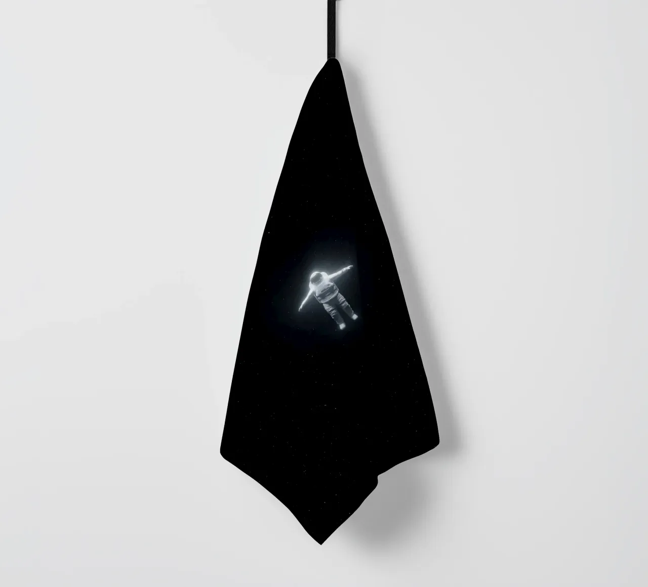 Un astronaute lumineux flottant seul dans l'espace lointain torchon de Cosmic Reverie Studio