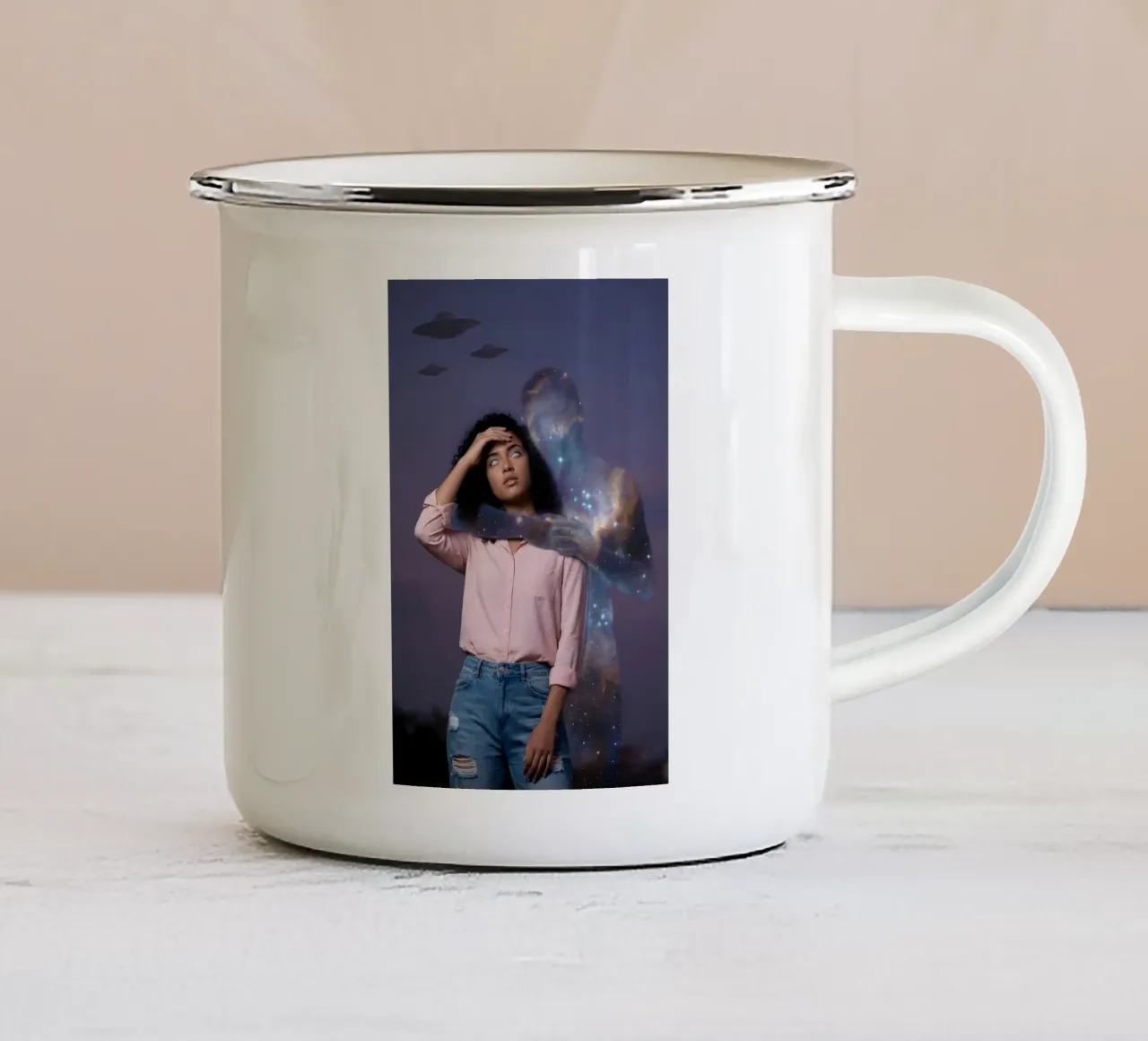 Kosmische Ontmoeting Surreal Buitenaards Bezoek Kunstdruk emaille mok van Cosmic Reverie Studio