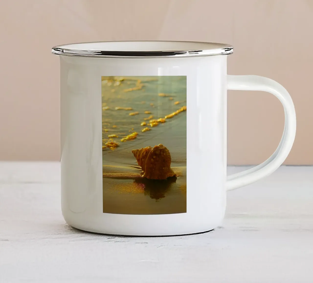 lumaca che cammina sulla sabbia della spiaggia tazza in smalto da onelife