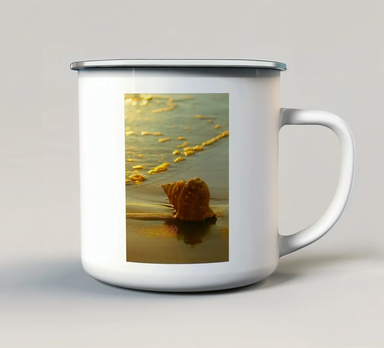 lumaca che cammina sulla sabbia della spiaggia tazza in smalto da onelife