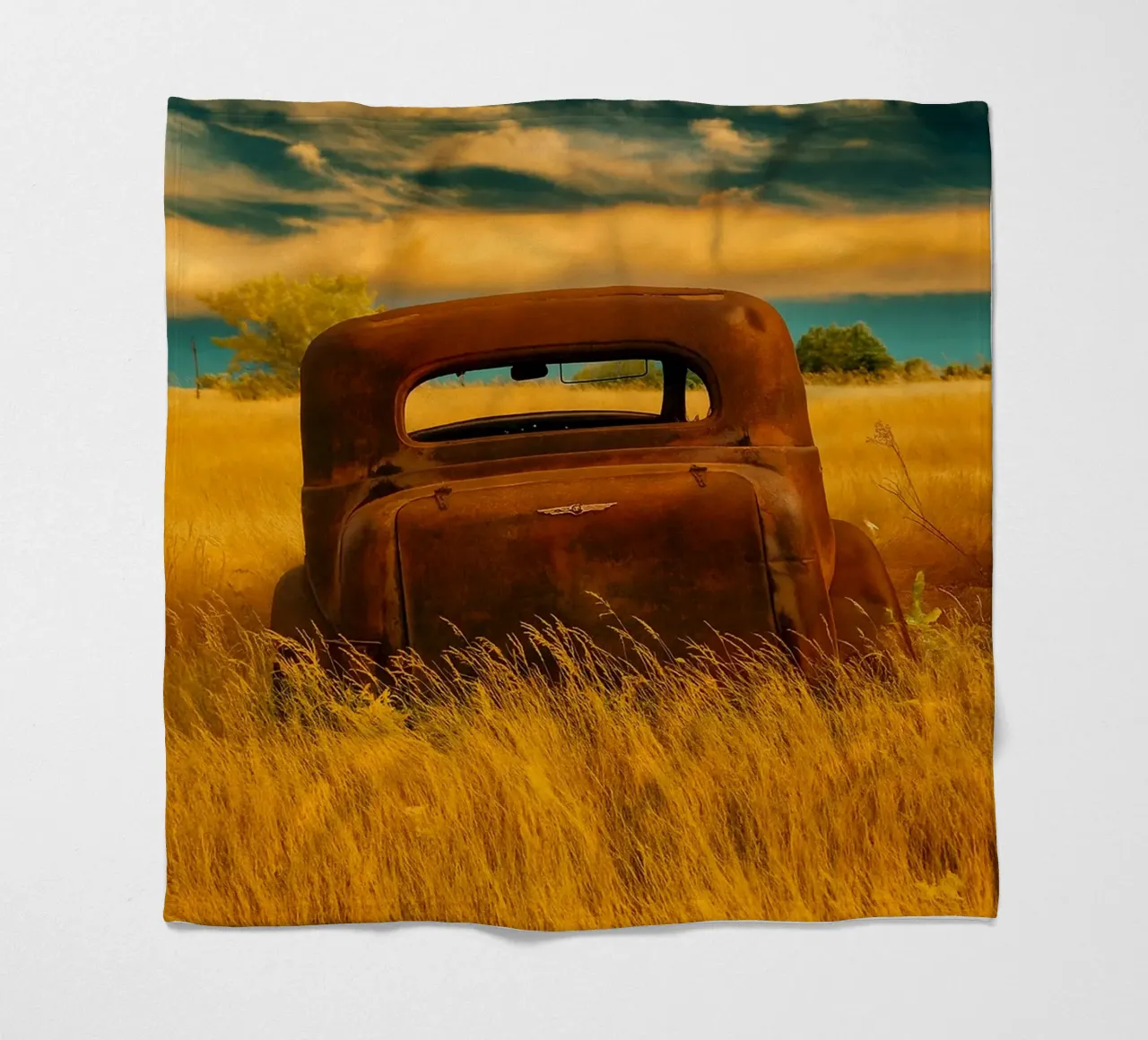 vintage rusty car Fleecedecke von onelife