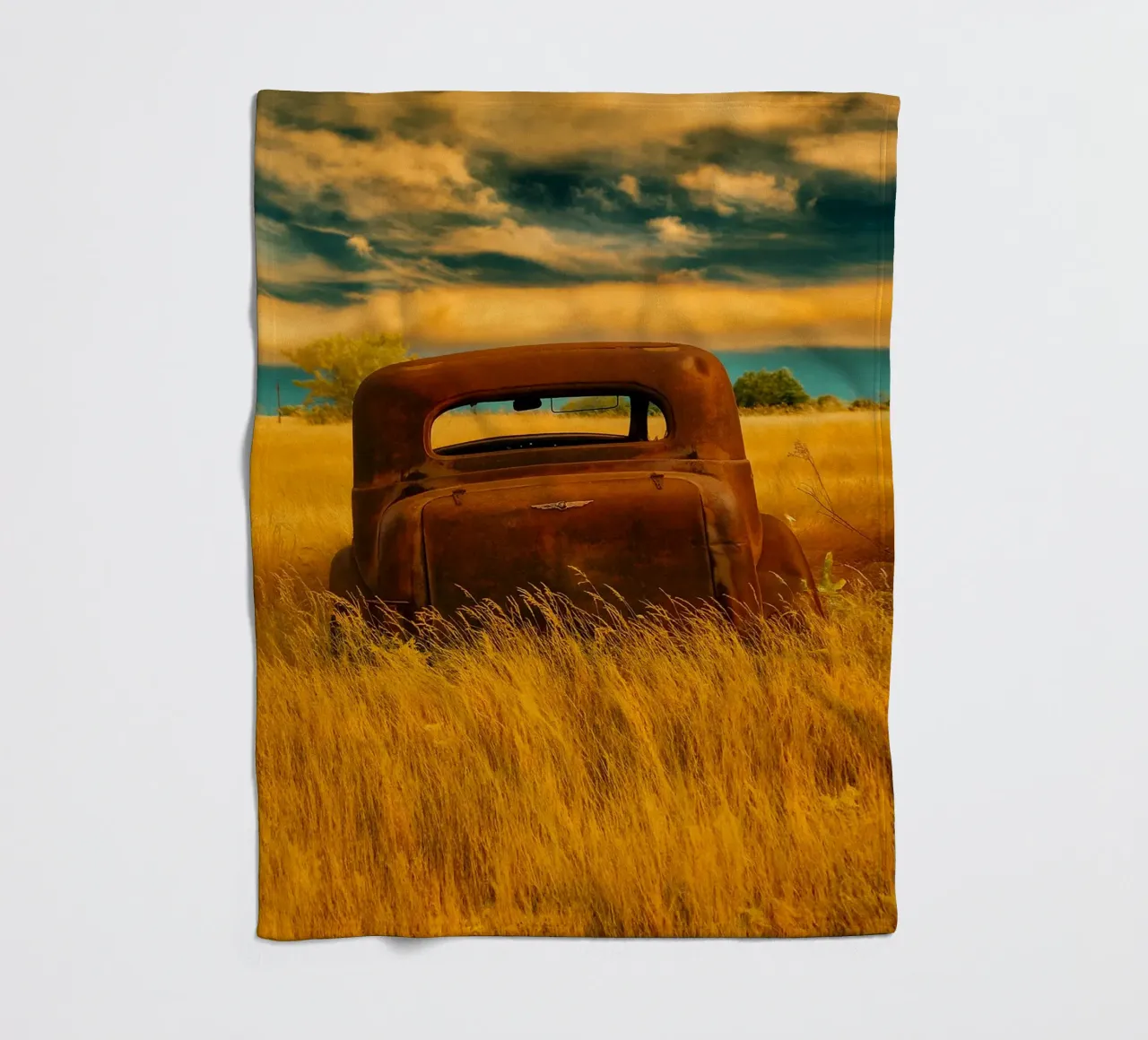 vintage rusty car Fleecedecke von onelife