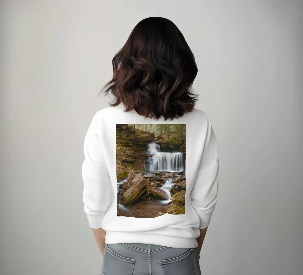 piccola cascata nel fiume felpa da onelife