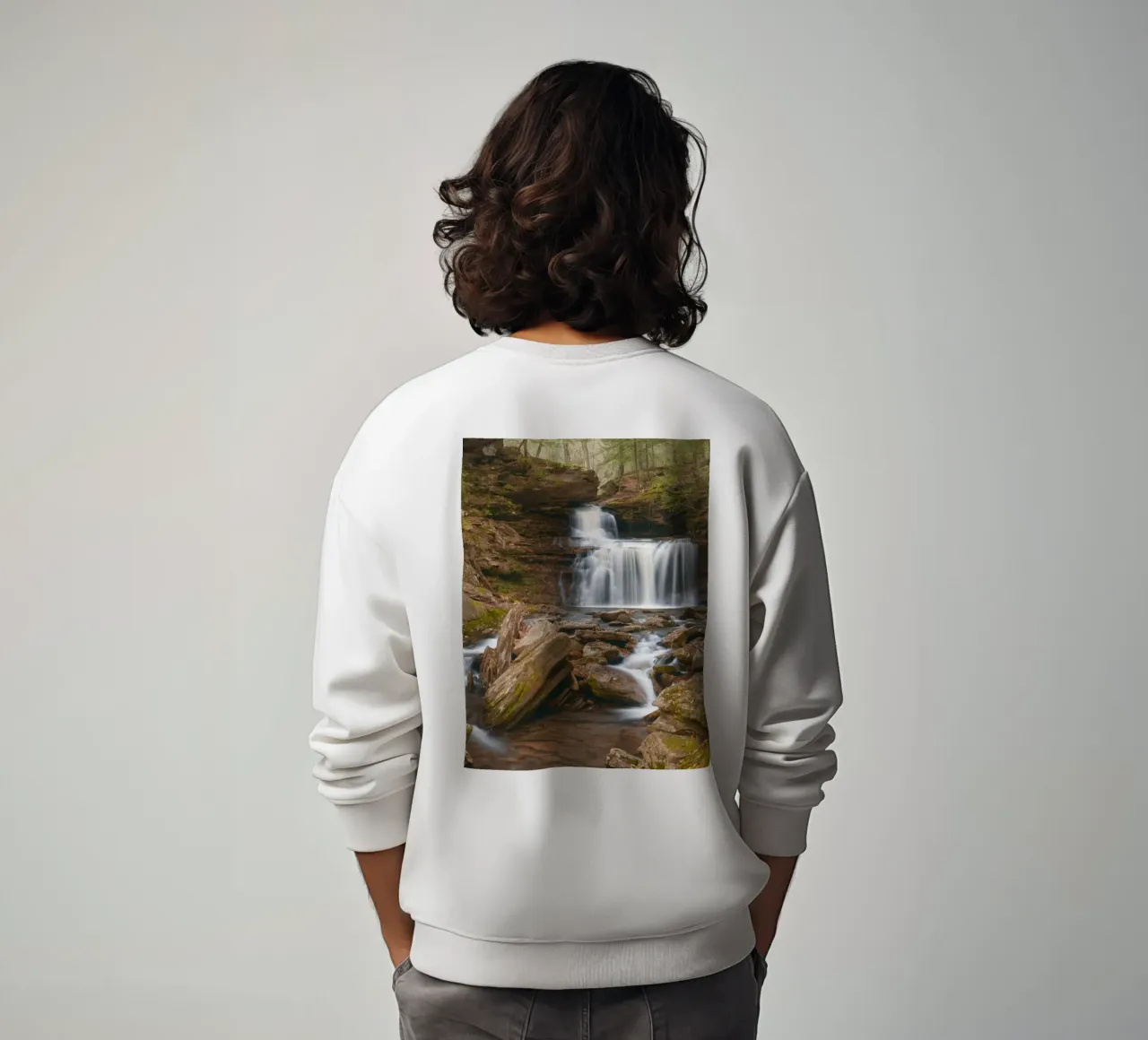 piccola cascata nel fiume felpa da onelife