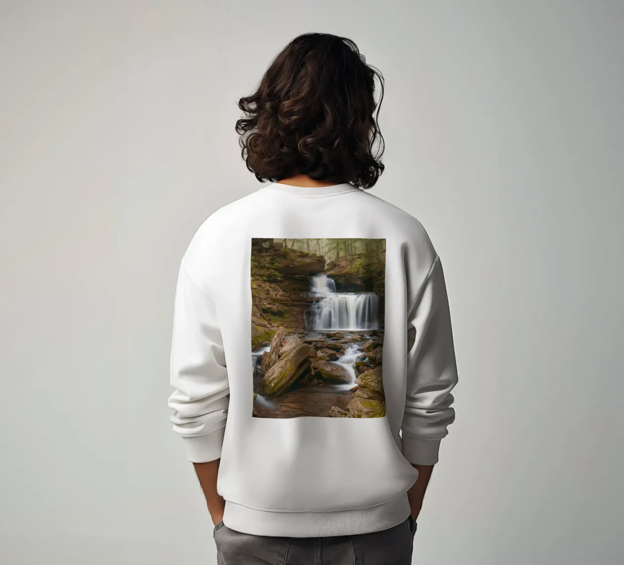 piccola cascata nel fiume felpa da onelife