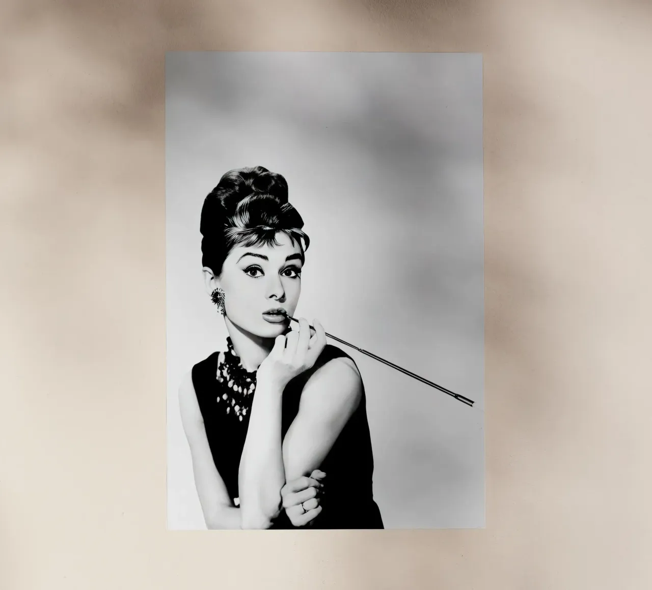 Audrey Hepburn, look da fumatore pellicola backlit da Monikaprint