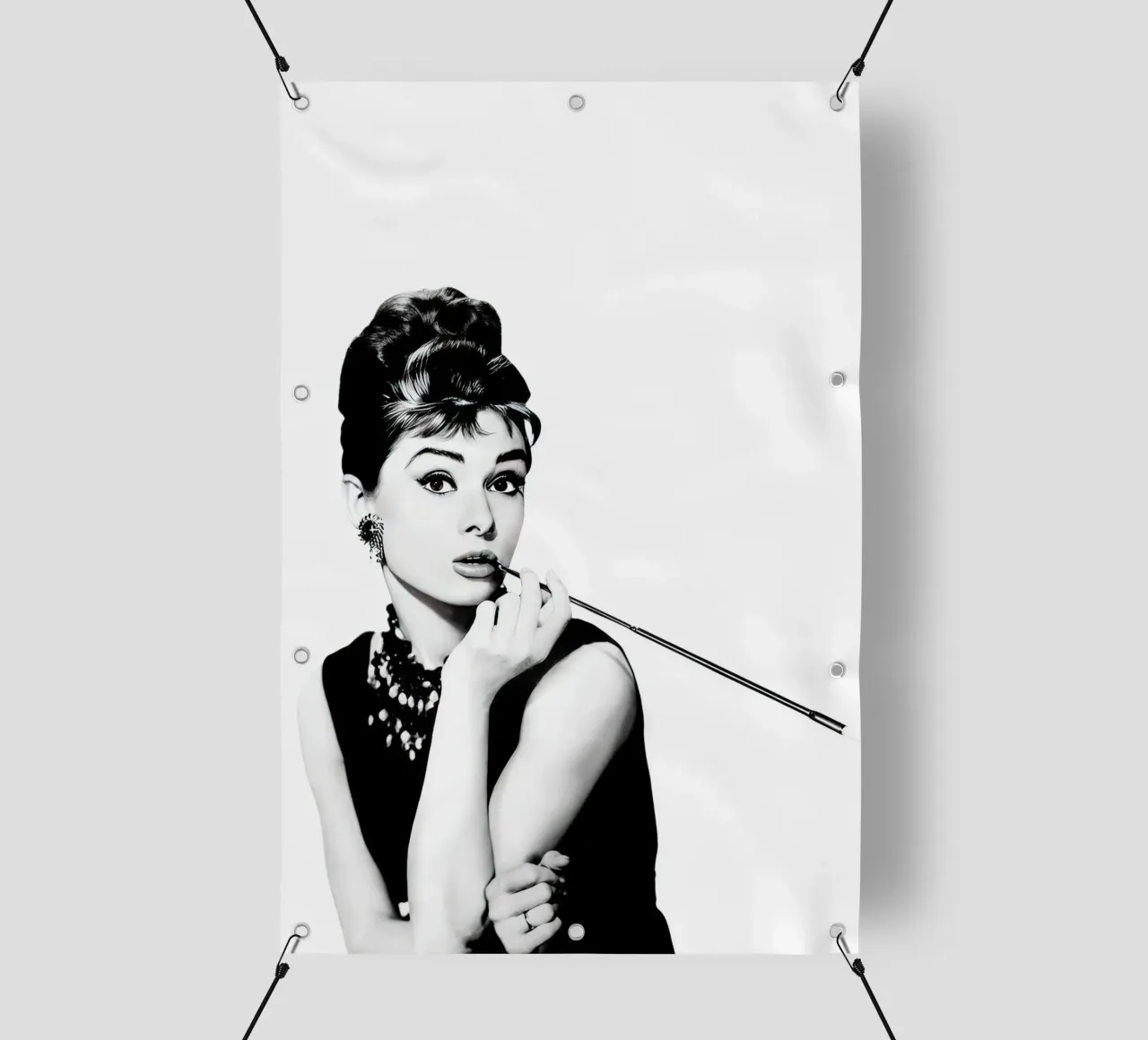 Audrey Hepburn, look da fumatore telo in pvc da Monikaprint