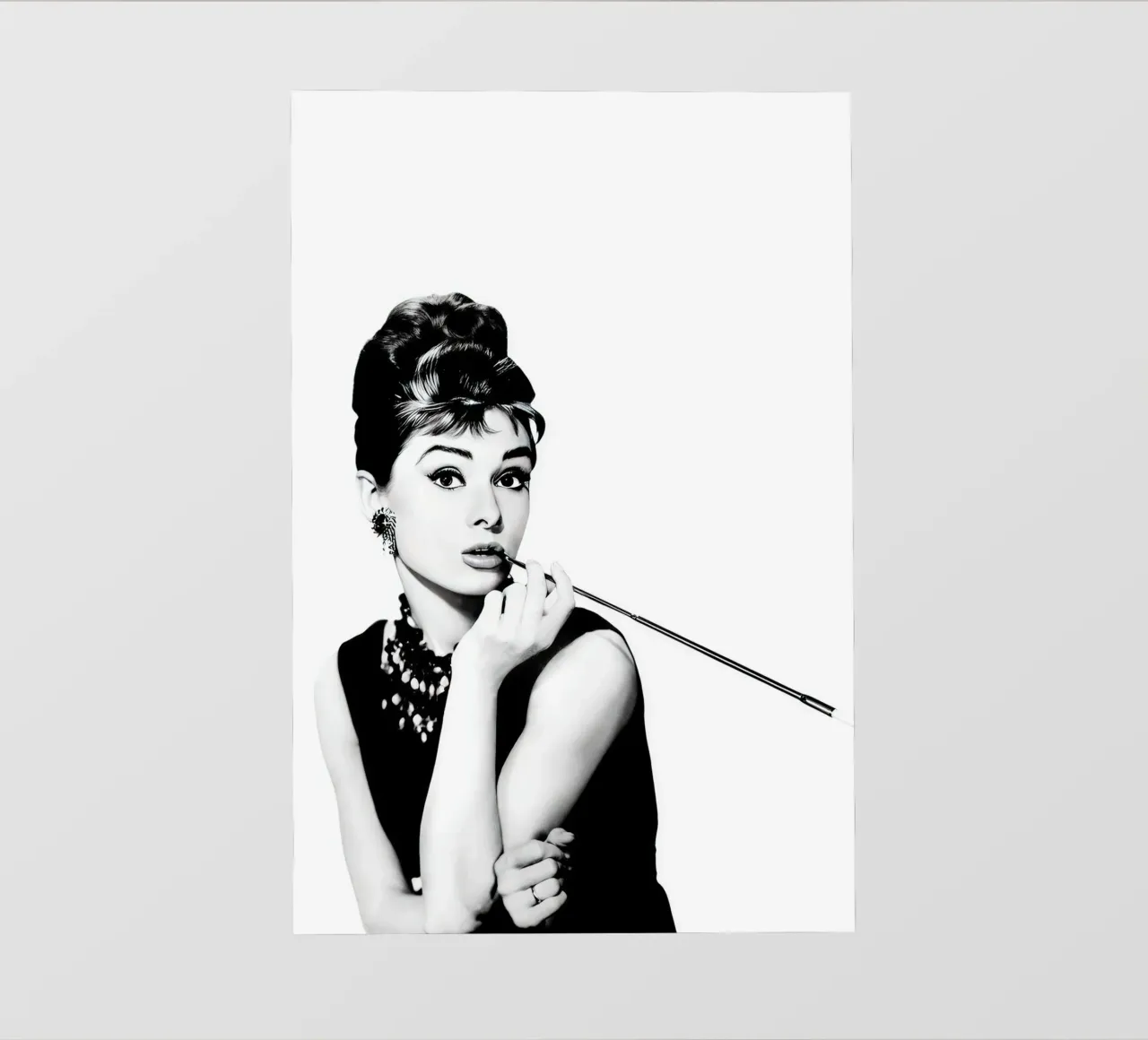 Audrey Hepburn, look da fumatore telo in pvc da Monikaprint
