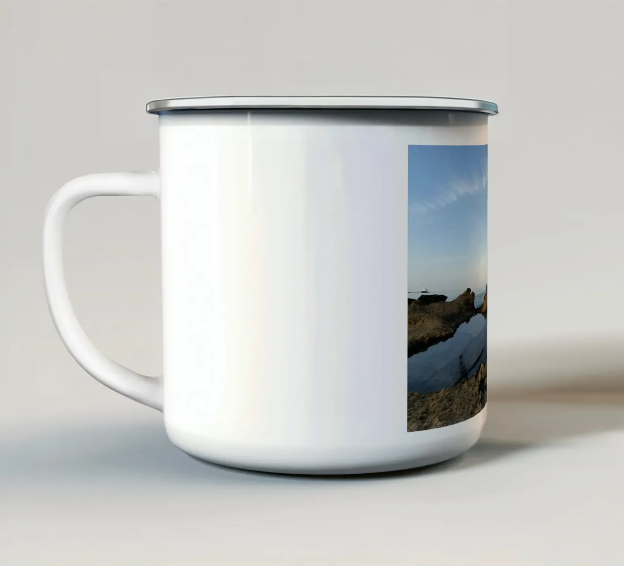 Costa orientale di Rodi tazza in smalto da ZAMART - Fotografie