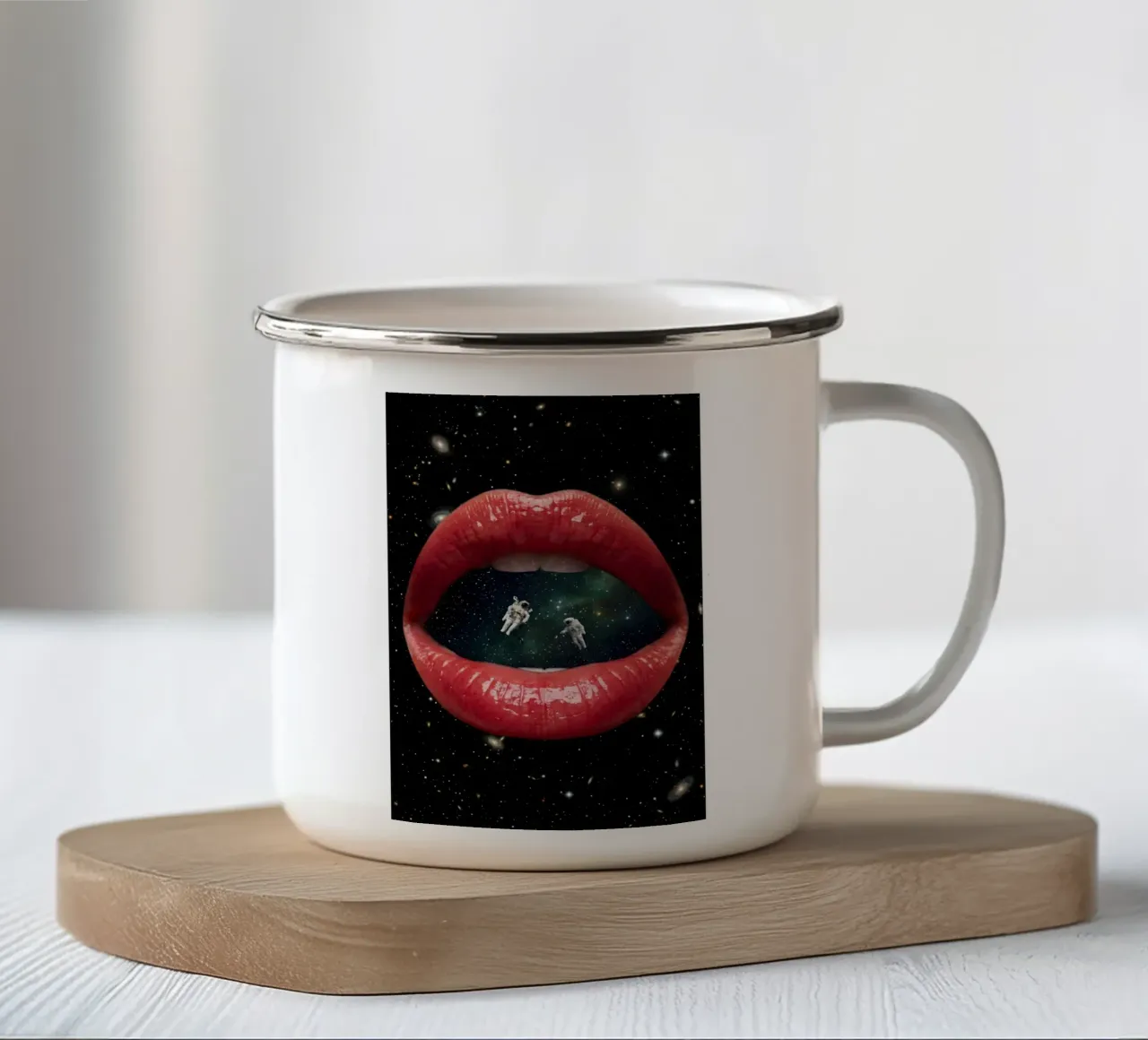 Labbra cosmiche surreali con astronauti galleggianti tazza in smalto da Cosmic Reverie Studio