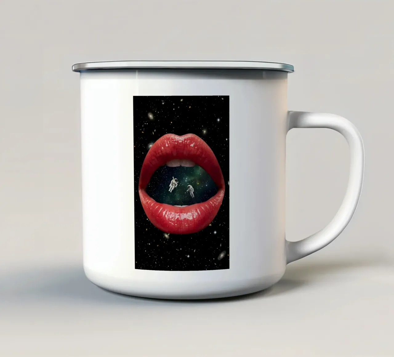 Labbra cosmiche surreali con astronauti galleggianti tazza in smalto da Cosmic Reverie Studio