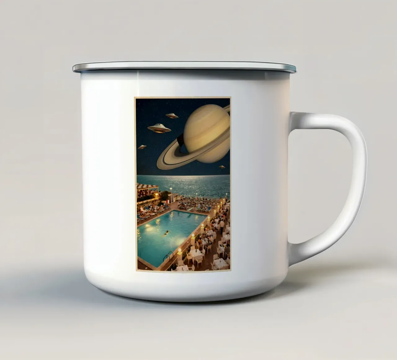 Resort cosmico retrò con UFO e Saturno gigante tazza in smalto da Cosmic Reverie Studio