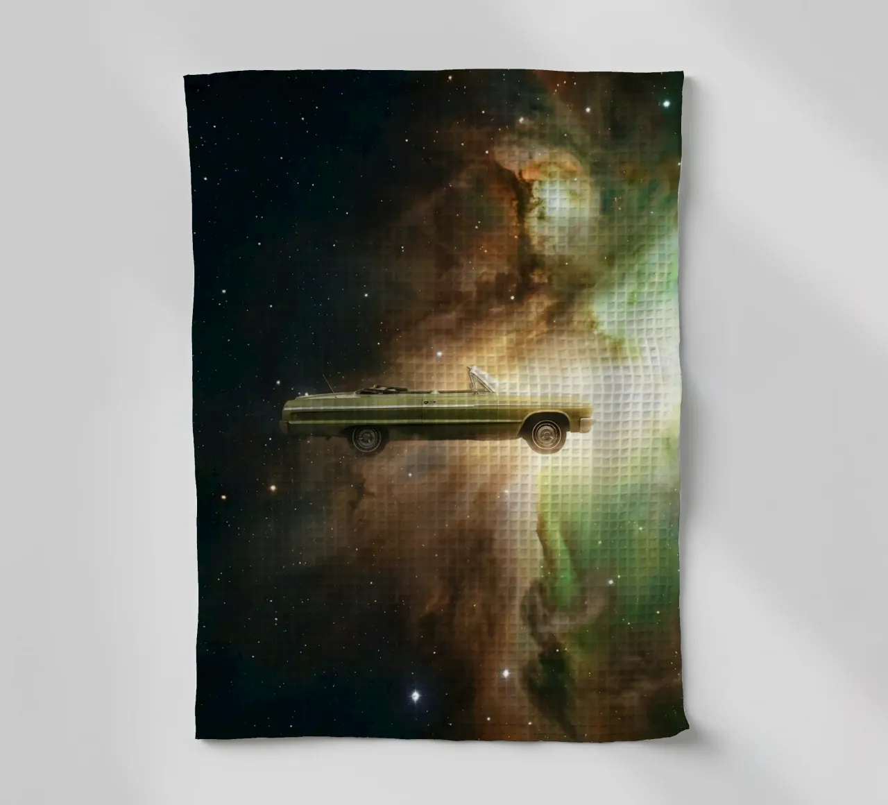 Une voiture ancienne à la dérive dans une nébuleuse cosmique torchon de Cosmic Reverie Studio