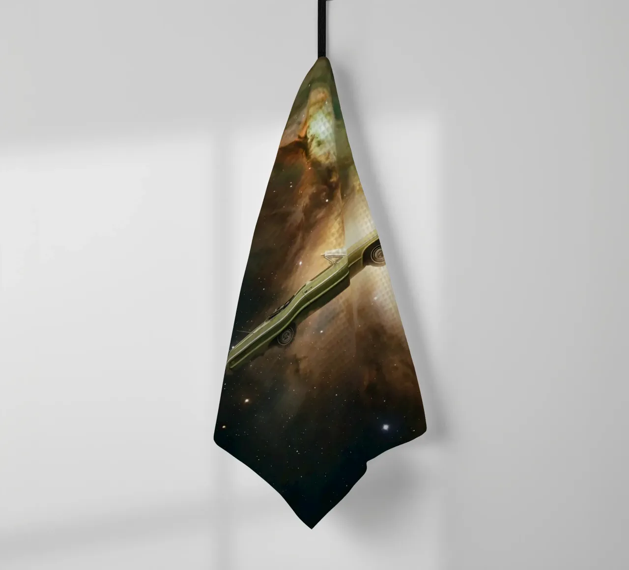 Une voiture ancienne à la dérive dans une nébuleuse cosmique torchon de Cosmic Reverie Studio