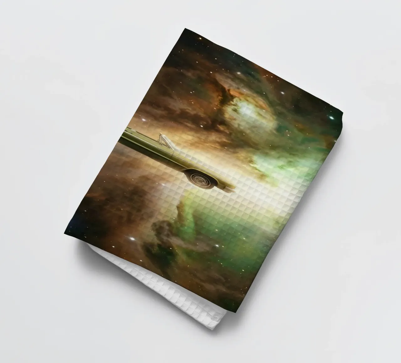 Une voiture ancienne à la dérive dans une nébuleuse cosmique torchon de Cosmic Reverie Studio