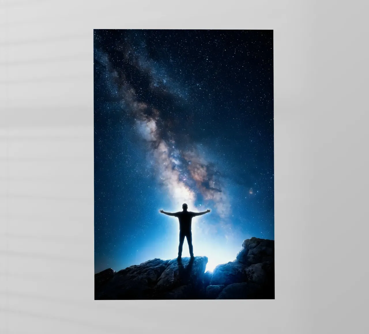 Abbracciare l'universo: Silhouette sotto la Via Lattea pellicola backlit da Cosmic Reverie Studio