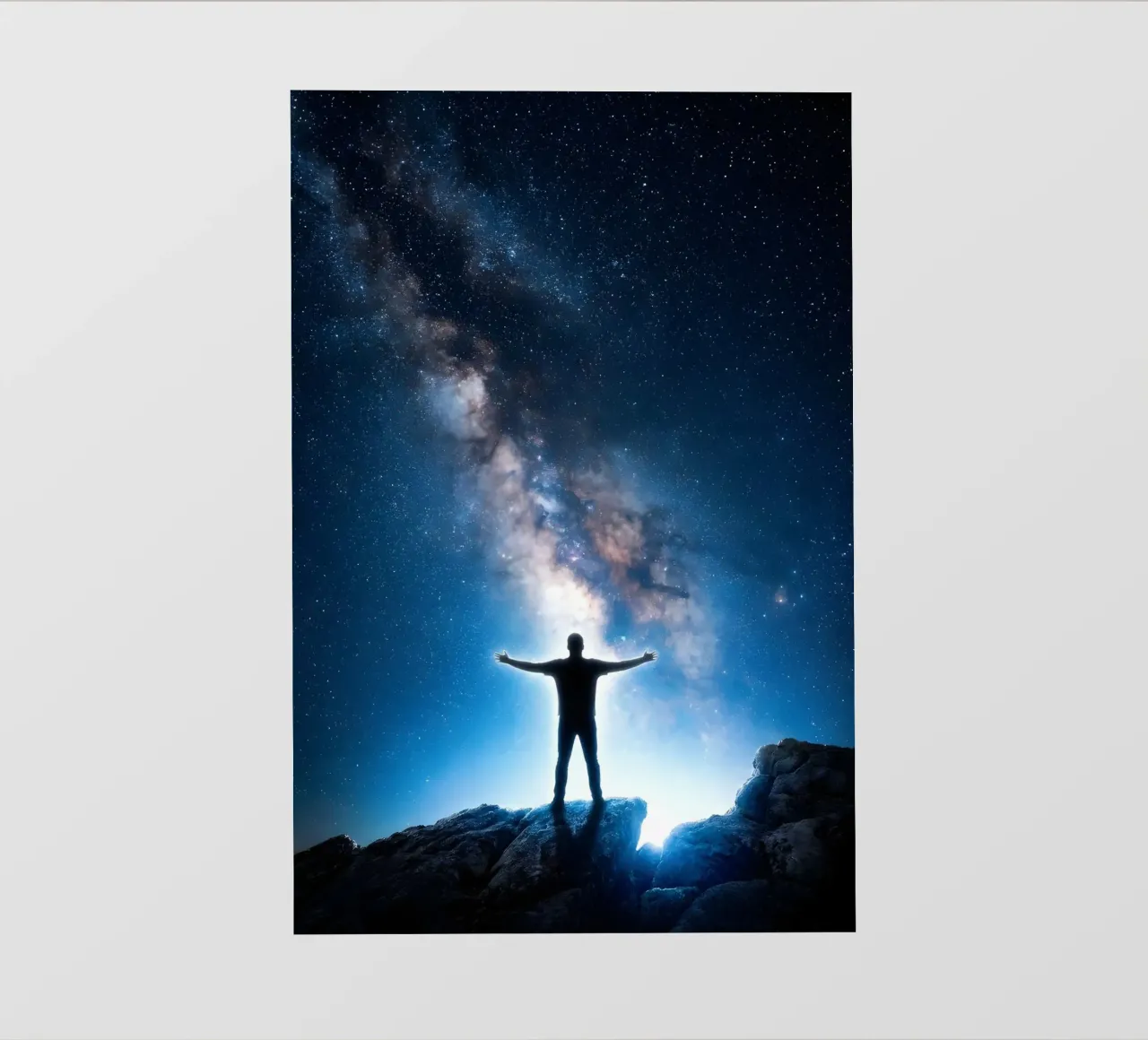 Abbracciare l'universo: Silhouette sotto la Via Lattea pellicola backlit da Cosmic Reverie Studio