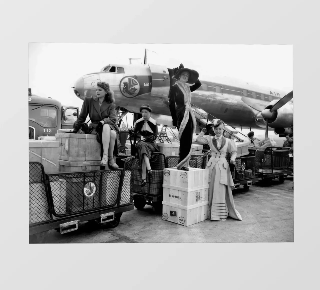 Manichini parigini a Orly pellicola backlit da jonatan bridge