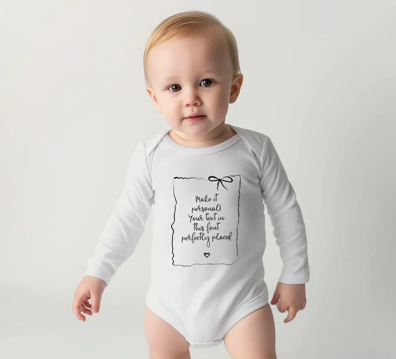 Custom text - black and white - with frame, bow and heart body neonato maniche lunghe da Petra Lang - Floral Art