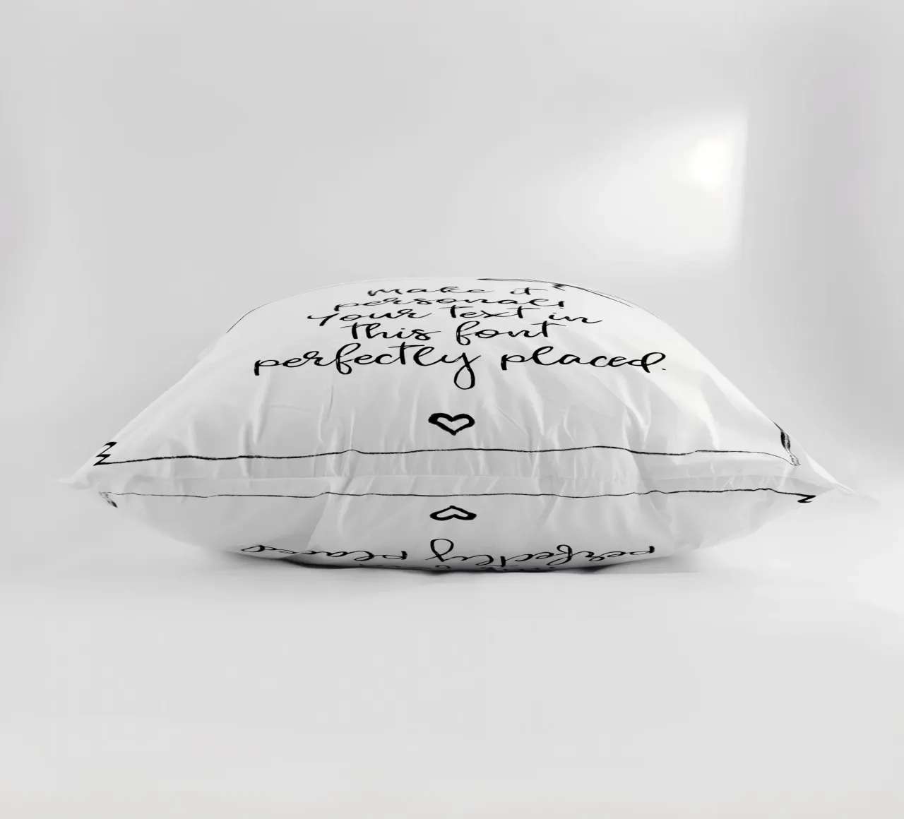 Custom text - black and white - with frame, bow and heart cuscino da Petra Lang - Floral Art