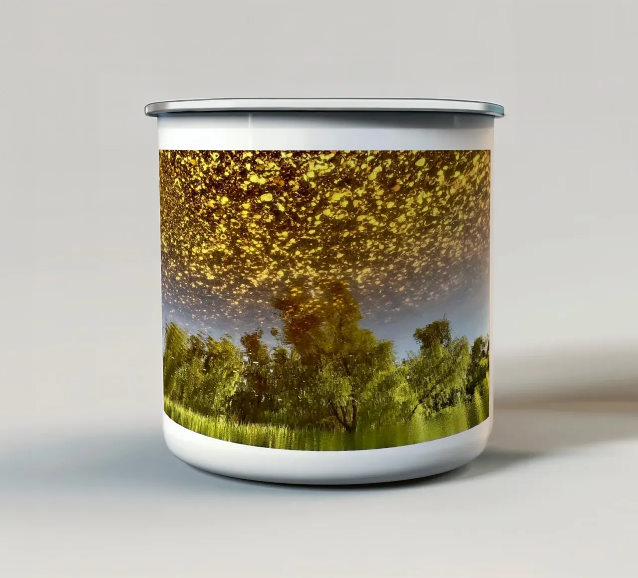 Acqua dorata tazza in smalto da JUNIQERIN photography by Dorothea Baur