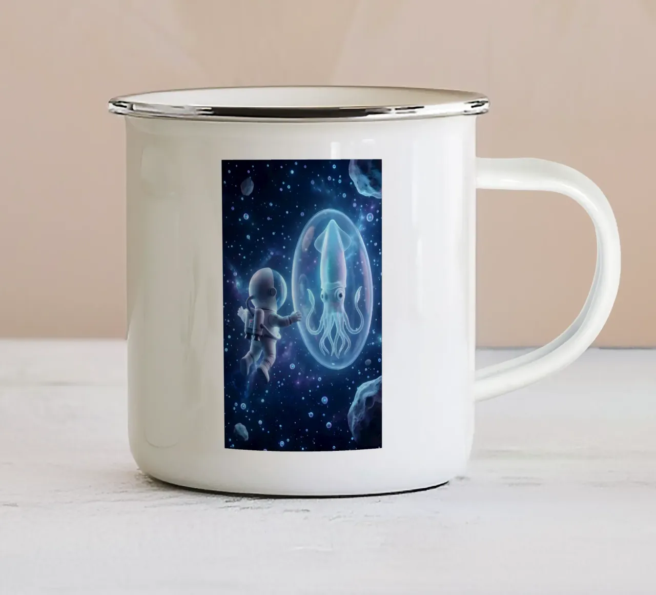 Un simpatico astronauta incontra un calamaro spaziale - Cartone animato cosmico tazza in smalto da Cosmic Reverie Studio