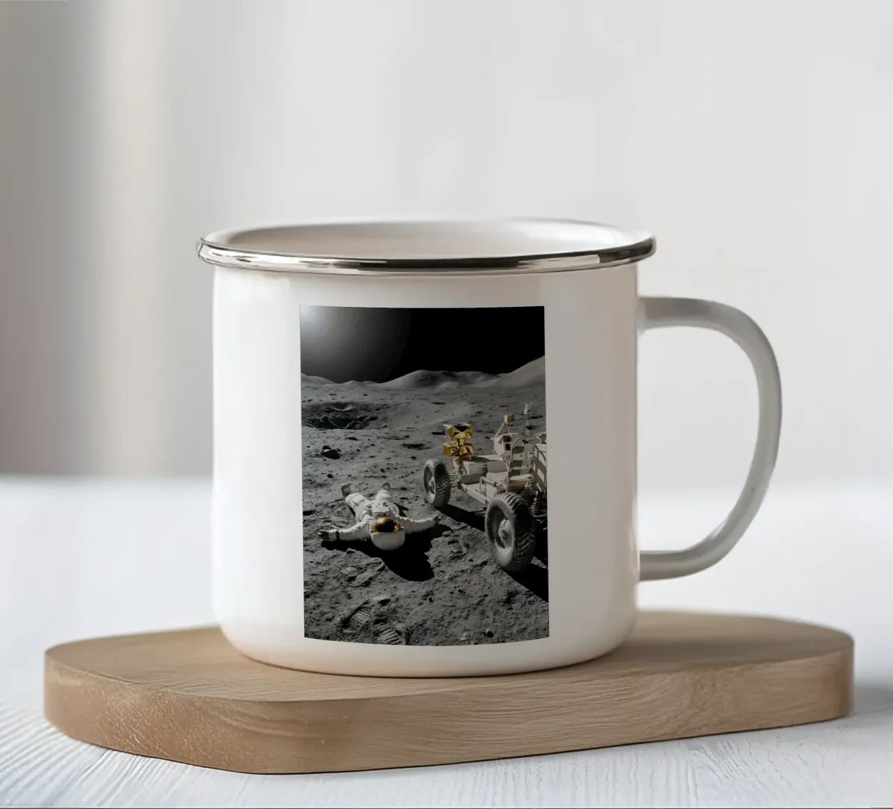 Astronaut rustend op maan met maanrover kunstwerk emaille mok van Cosmic Reverie Studio