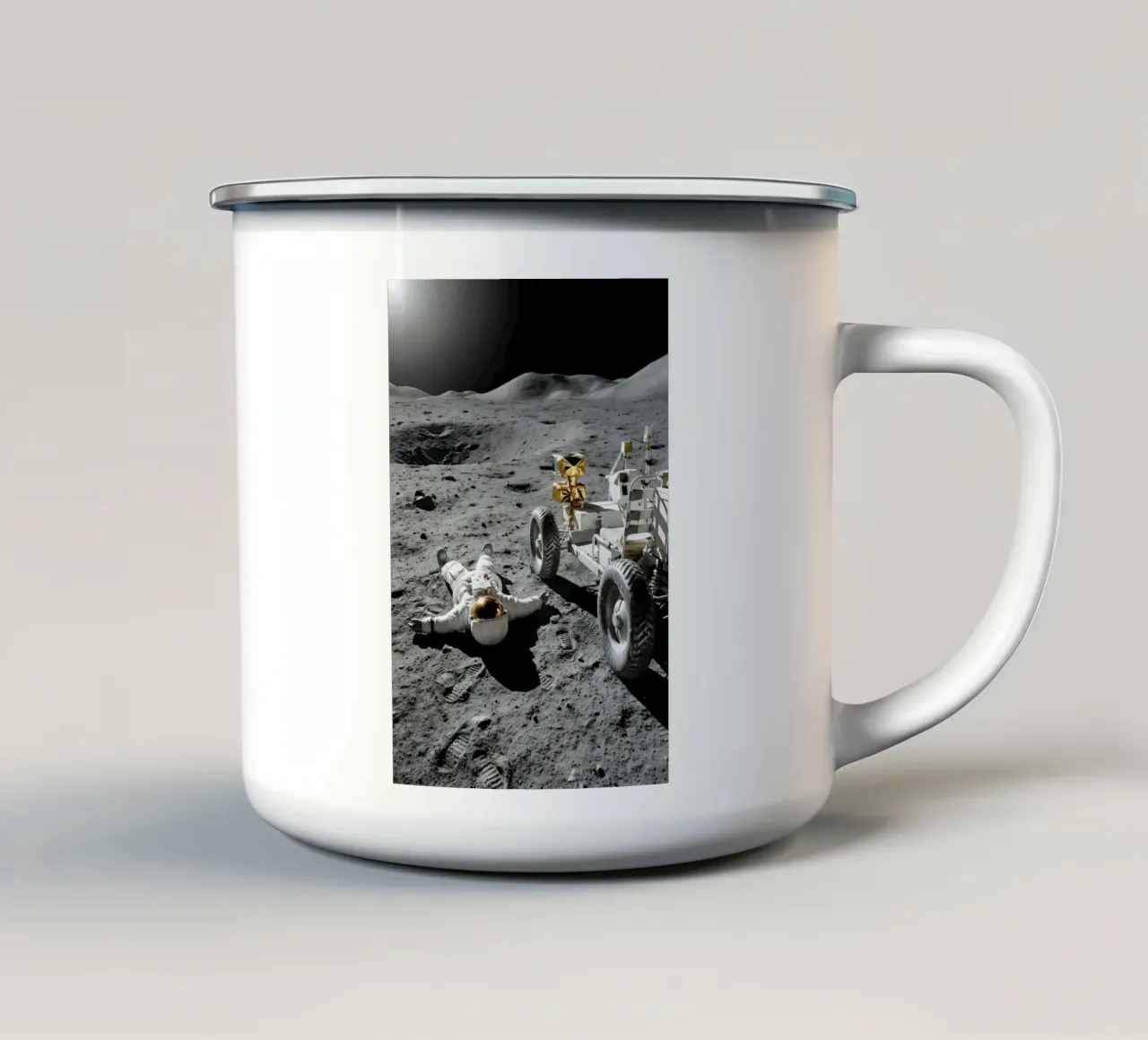 Astronaut rustend op maan met maanrover kunstwerk emaille mok van Cosmic Reverie Studio