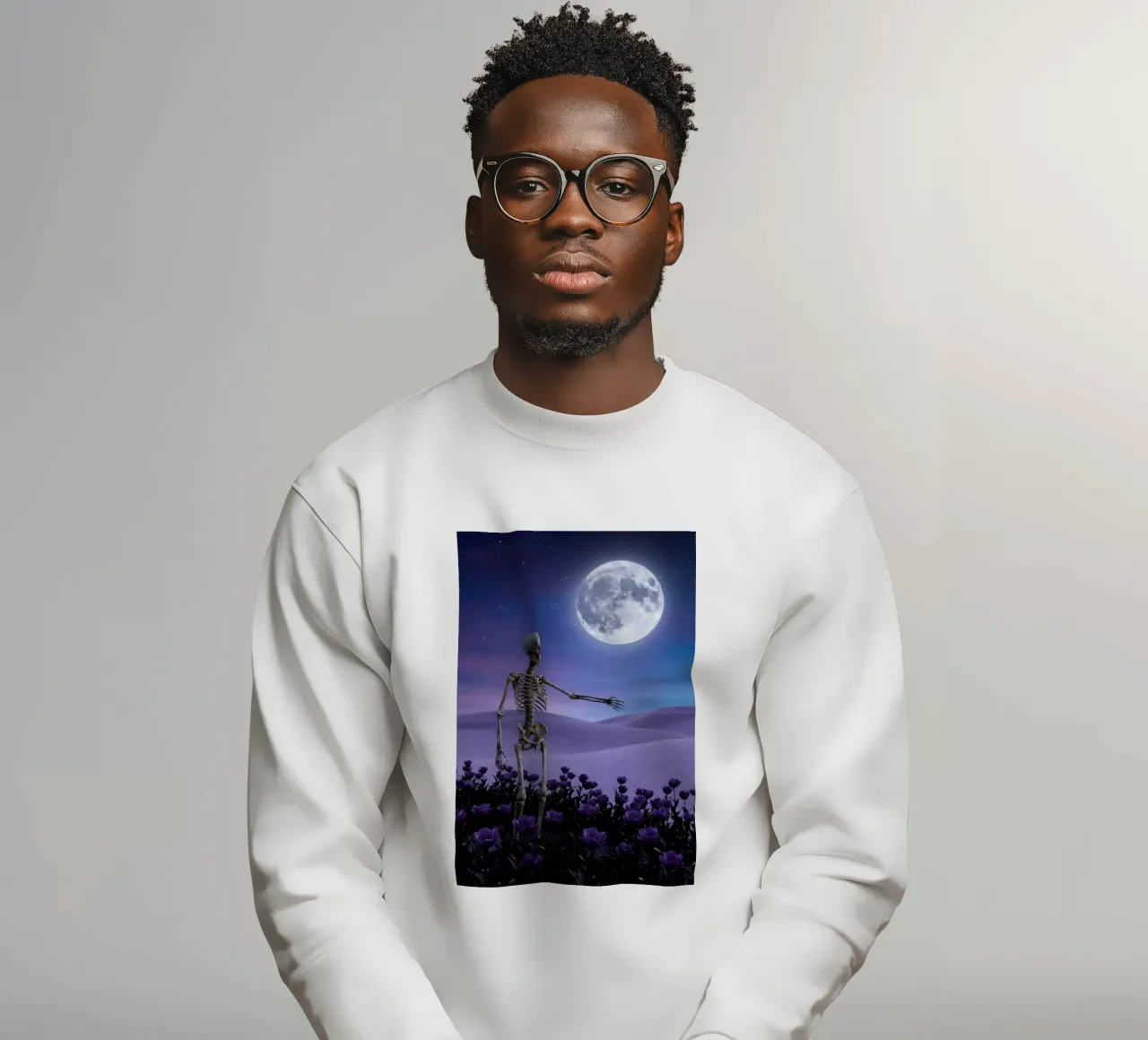 Scheletro al chiaro di luna in un surreale deserto viola felpa da Cosmic Reverie Studio