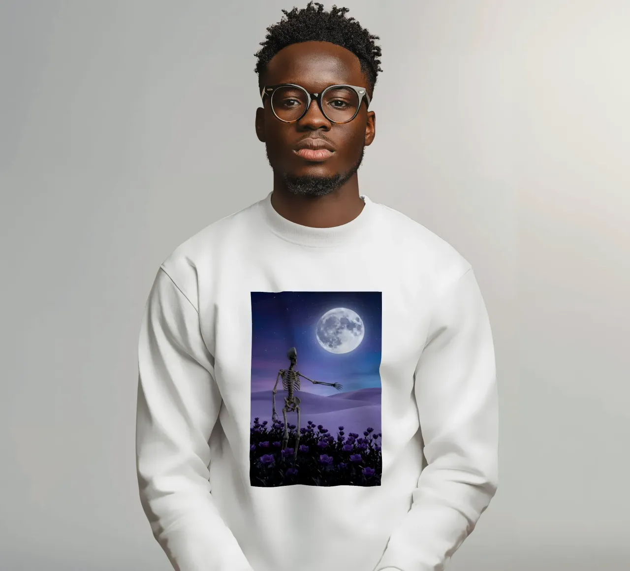 Scheletro al chiaro di luna in un surreale deserto viola felpa da Cosmic Reverie Studio