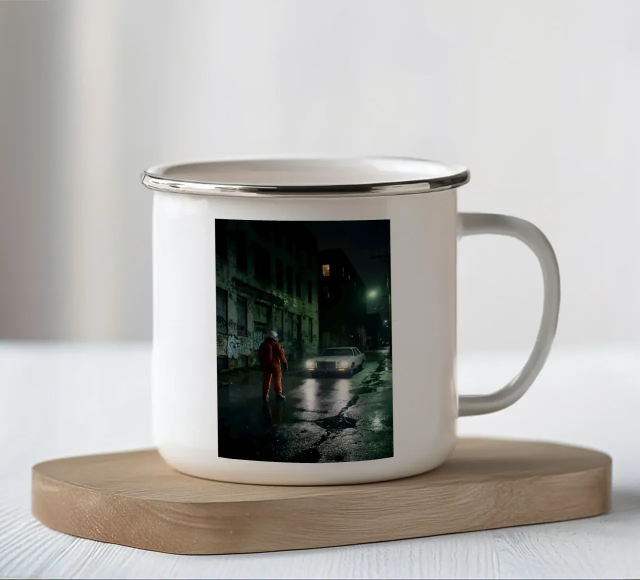 Astronauta in un vicolo piovoso alle prese con un'auto misteriosa tazza in smalto da Cosmic Reverie Studio