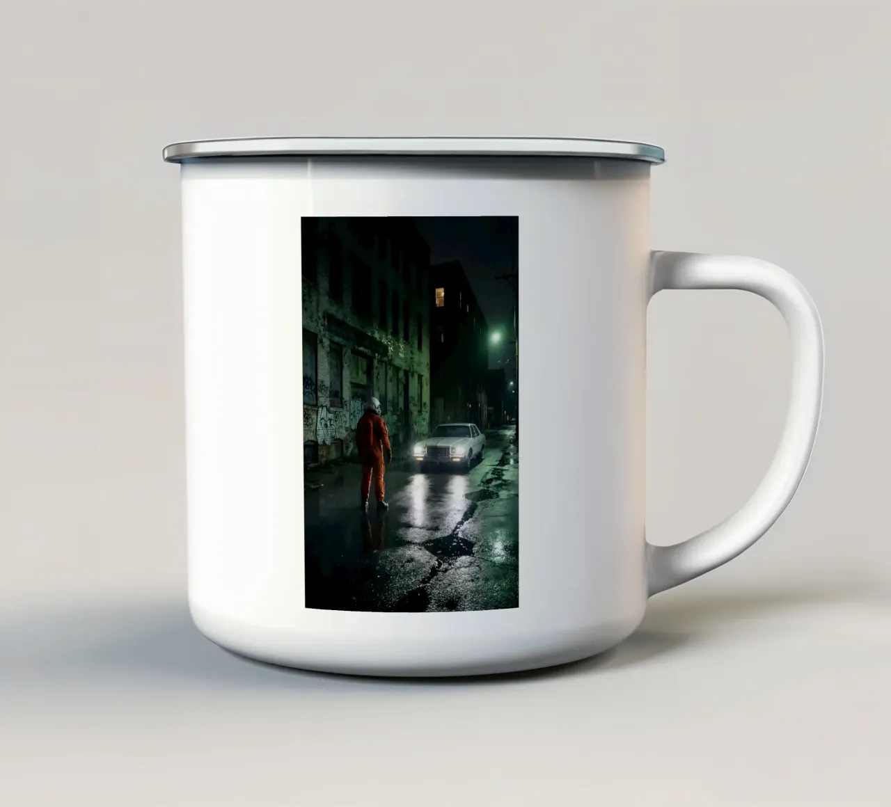 Astronauta in un vicolo piovoso alle prese con un'auto misteriosa tazza in smalto da Cosmic Reverie Studio