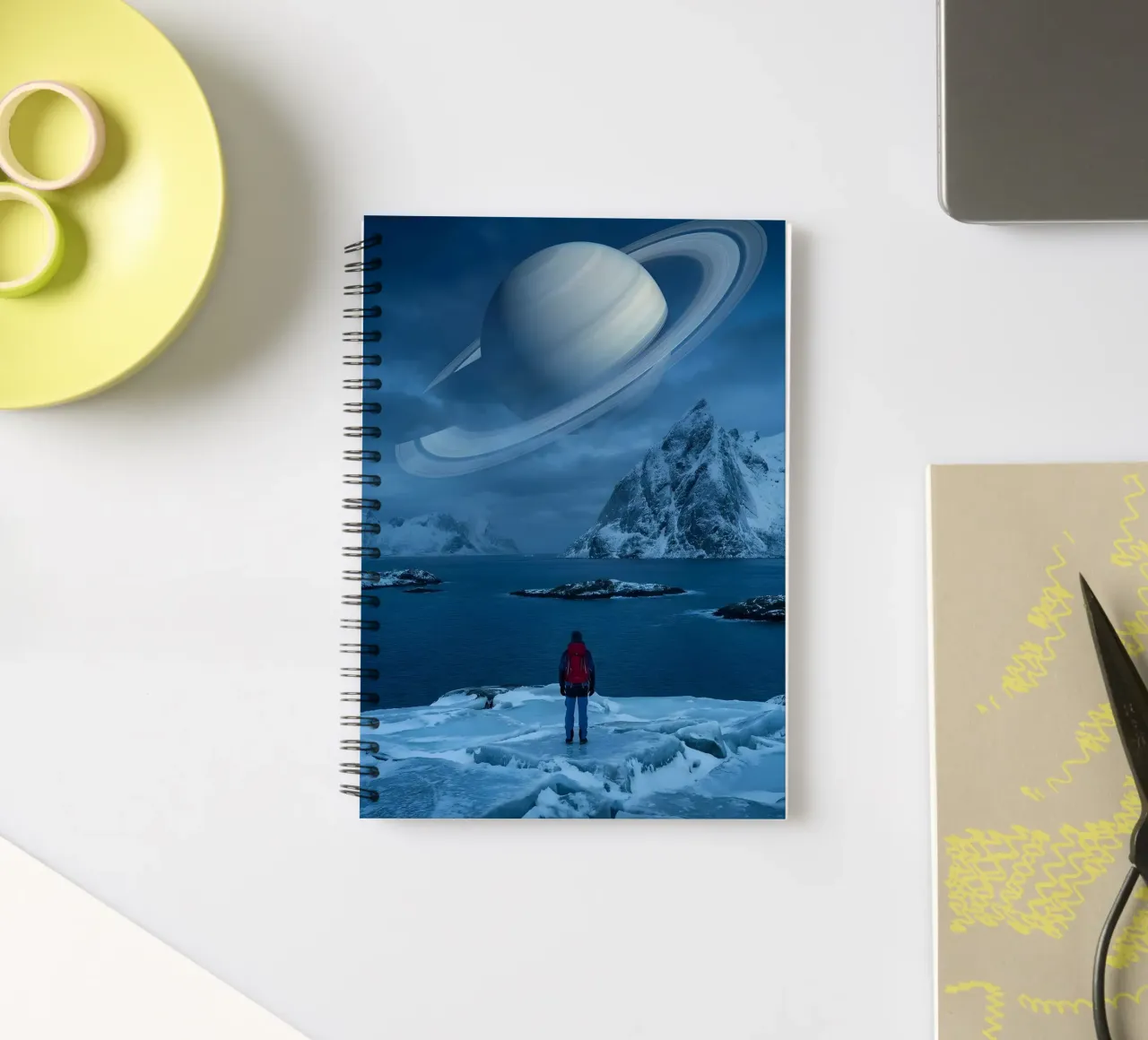 Esploratore di fronte a un pianeta gigante su un paesaggio ghiacciato diario ad anelli da Cosmic Reverie Studio