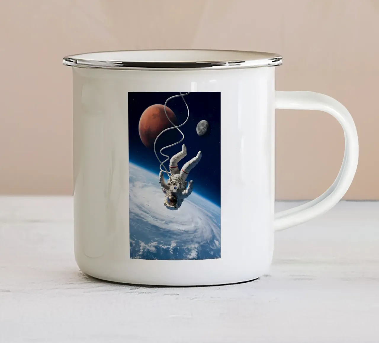 Astronauta fluttuante sopra la Terra con Marte e Luna tazza in smalto da Cosmic Reverie Studio