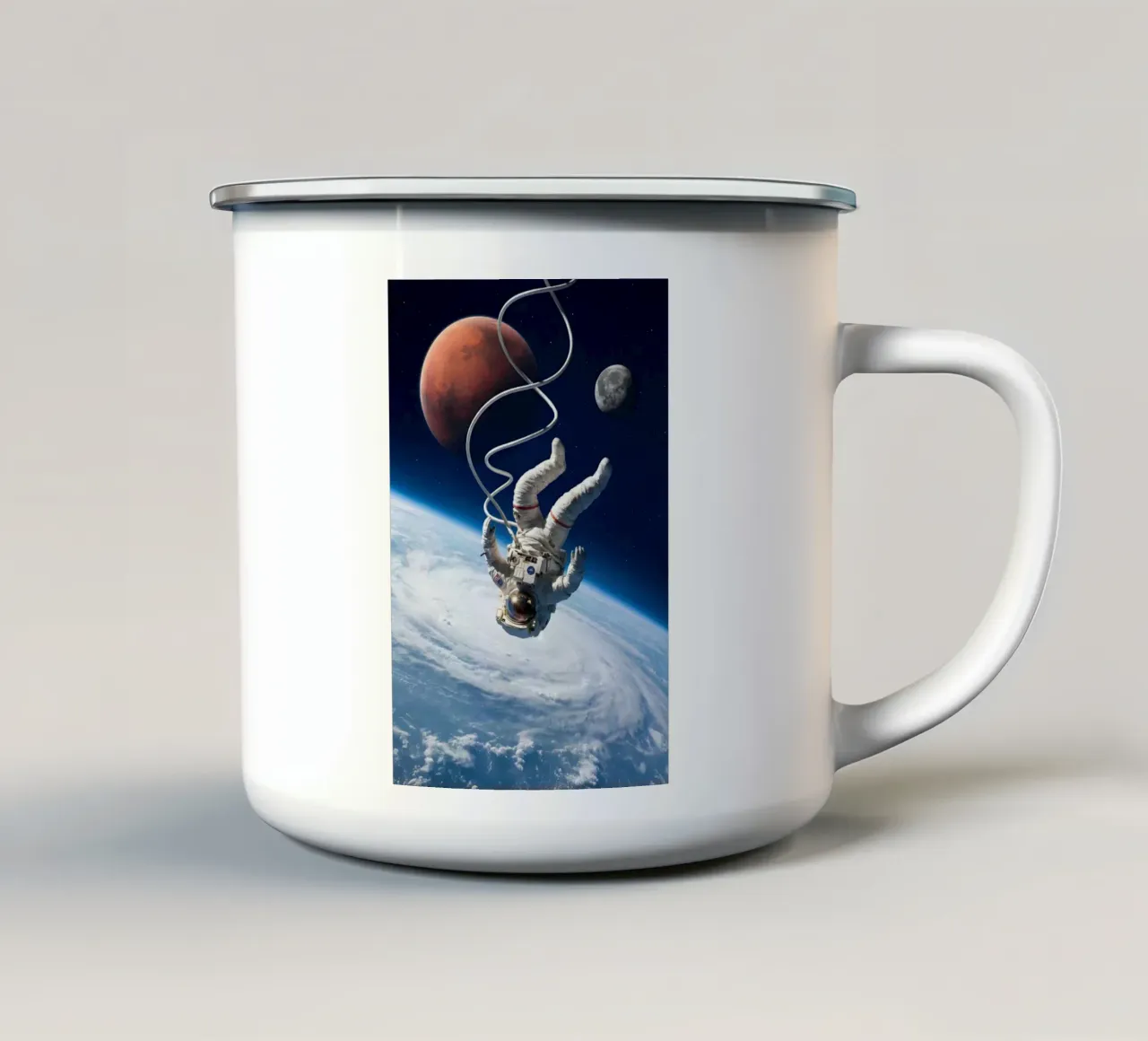 Astronauta fluttuante sopra la Terra con Marte e Luna tazza in smalto da Cosmic Reverie Studio